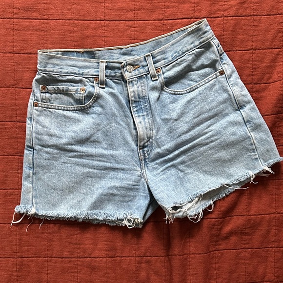 Vintage Levi’s 505 cutoffs in light denim - Picture 2 of 6